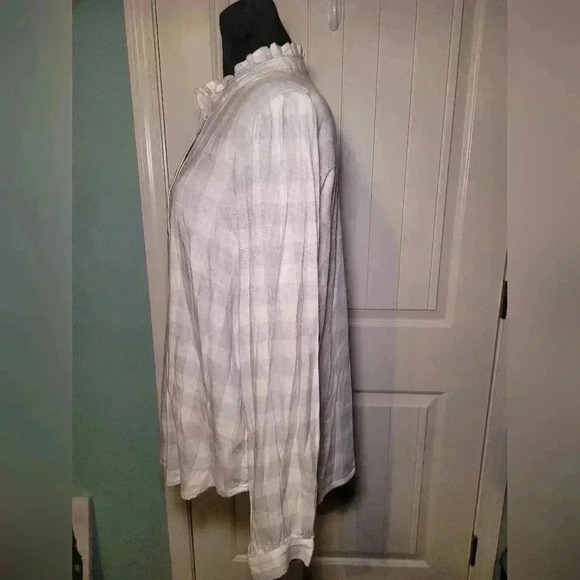 Gap Pearl button down long sleeve size large. - Picture 4 of 8